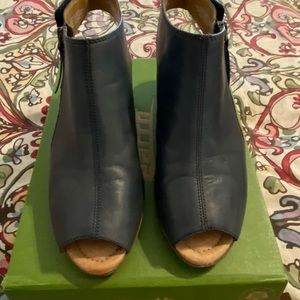 Short heeled leather boots